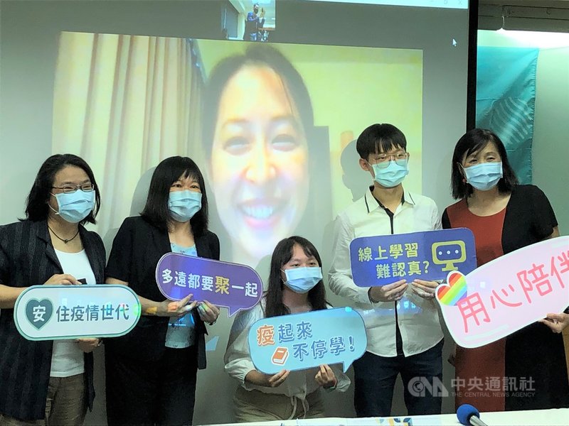 台灣各級學校在COVID-19疫情期間改為線上學習;金車文教基金會3日公布調查顯示,64%的青少年想回到學校上實體課程,線上學習欠缺人際互動是主因。中央社記者陳至中台北攝 110年8月3日