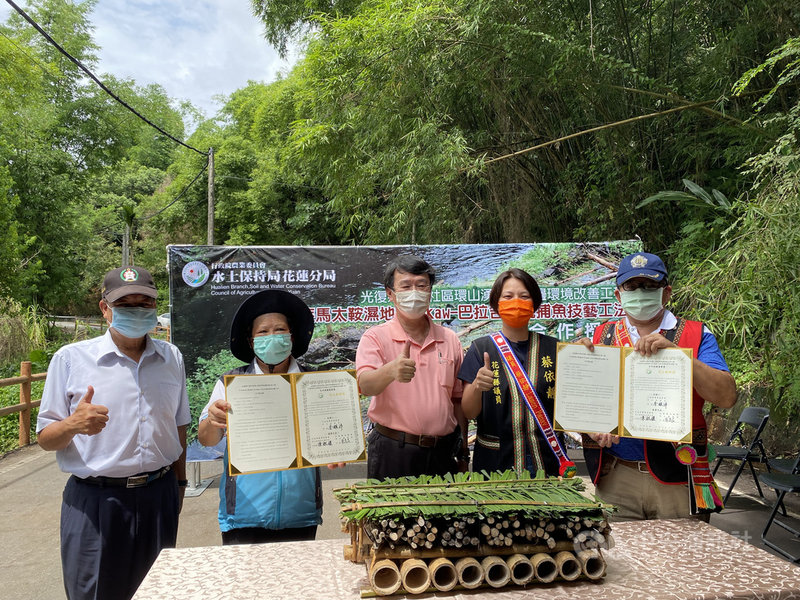 農委會水土保持局花蓮分局3日在光復鄉大華村舉辦「巴拉告傳統捕魚技藝工法」原住民族傳統智慧創作專用權的合作授權儀式,在水保局長李鎮洋(中)見證下,水保局花蓮分局長陳淑媛(左2)與馬太鞍部落會議主席蔡義昌(右)在授權書上簽名,完成授權儀式。中央社記者李先鳳攝 110年8月3日