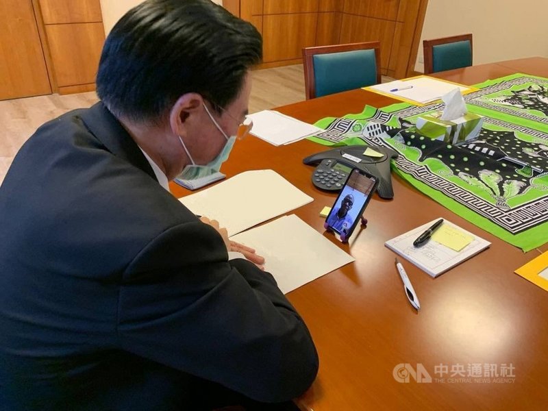 外交部長吳釗燮3日與友邦聖露西亞新任總理皮耶視訊通聯,恭賀皮耶帶領聖露西亞勞工黨贏得7月26日國會大選。(外交部提供)中央社記者鍾佑貞傳真 110年8月3日