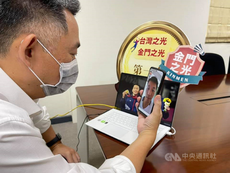 金門縣長楊鎮浯(圖)3日與摘下東京奧運羽球金牌的李洋電話視訊,預祝他生日快樂。李洋開心回說,「金牌是父親節禮物,也是自己的生日禮物,意義非凡!」(金門縣政府提供)中央社記者黃慧敏傳真 110年8月3日