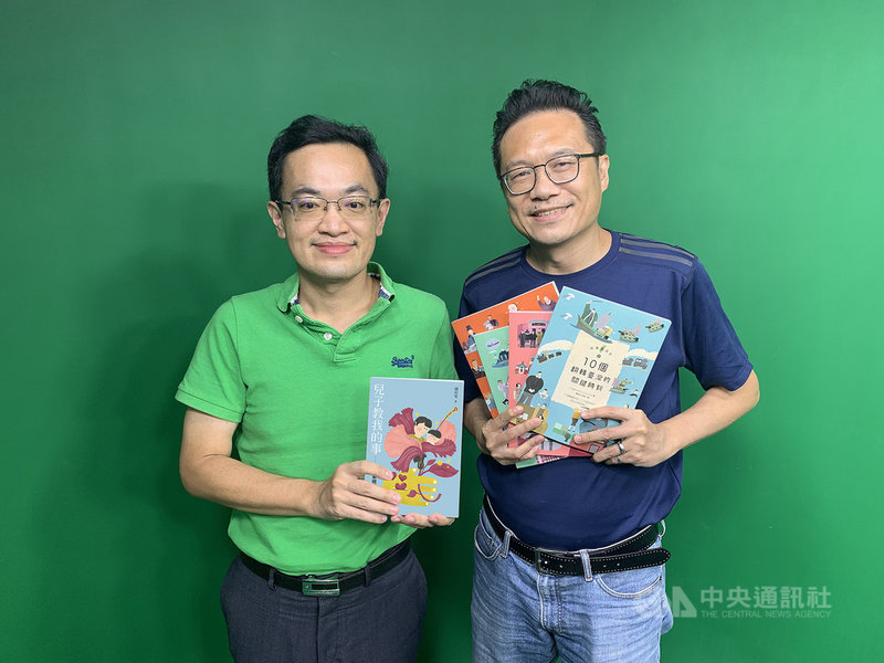 中央社Podcast節目「文化普拉斯」3日推出第一集,邀請歷史學者、中央大學中文系助理教授胡川安(左)談他的單親爸爸經驗,細數兒子教他的事。(中央社好Pod提供)中央社記者邱祖胤傳真 110年8月3日