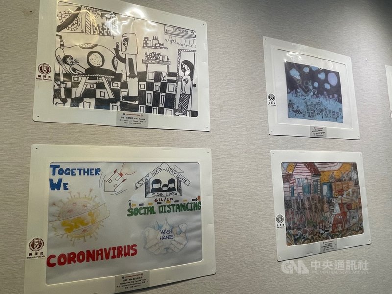 駐新加坡台北代表處舉辦「世界兒童畫展-台灣與東南亞」展覽,展出80幅得獎畫作,受疫情影響,許多東南亞畫作以疫情為主題。此圖攝於110年6月25日。中央社記者侯姿瑩新加坡攝 110年8月3日