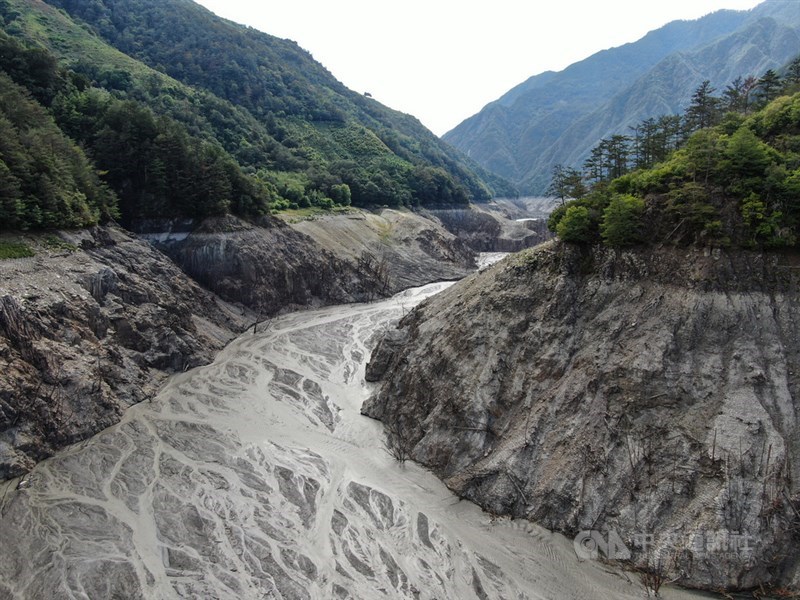 旱象嚴峻,德基水庫5月12日蓄水率降至2.77%,放水閘門11日晚間已關閉,停止放水。圖為德基水庫集水區缺水乾涸。中央社記者王騰毅攝 110年5月12日