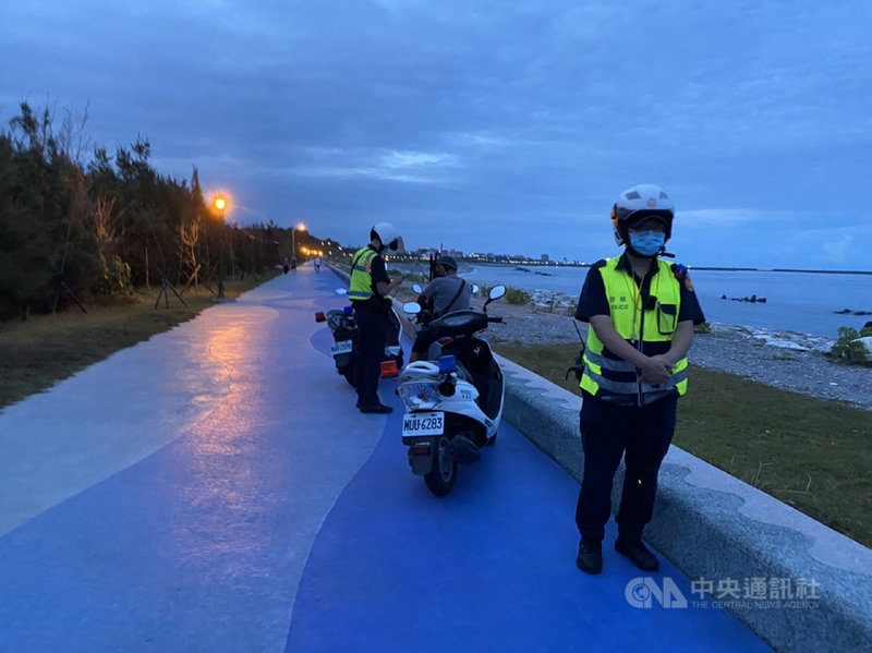國內COVID-19疫情降為2級警戒,民眾恢復戶外活動,花蓮熱門自行車道汽機車違規闖入狀況增加,警方也加強周邊巡邏嚴格取締。(吉安警分局提供)中央社記者張祈傳真 110年8月3日