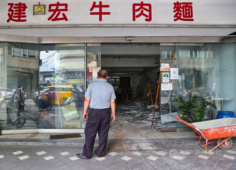 位於台北市萬華區曾獲米其林必比登推薦的建宏牛肉麵因私人因素搬空歇業,3日清空內部設備時,有民眾在外查看店內情形。中央社記者謝佳璋攝 110年8月3日