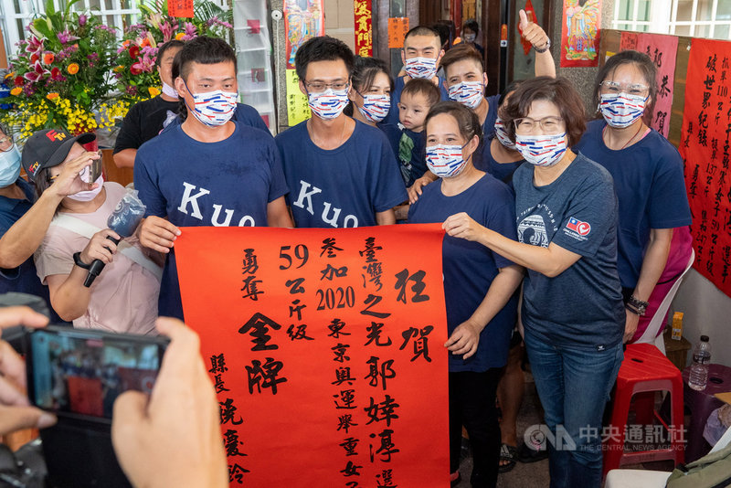 台灣「舉重女神」郭婞淳在東京奧運女子舉重59公斤級勇奪金牌,台東縣政府加碼頒發新台幣100萬元獎金。縣長饒慶鈴(前右)到郭家祝賀,親友團同感開心。(台東縣政府提供)中央社記者李先鳳傳真 110年8月3日