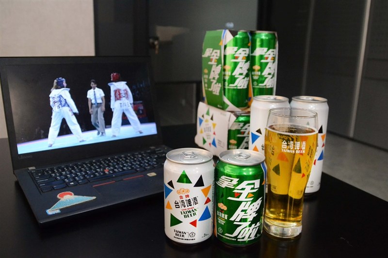 王齊麟2日在直播稱讚金牌啤酒推出的運動風包裝,並表示有機會希望可為金牌啤酒代言。台灣菸酒公司董事長丁彥哲3日主動表示,已在評估中,等「麟洋配」歸國將再接洽。(台灣菸酒公司提供)中央社記者謝方娪傳真 110年8月3日