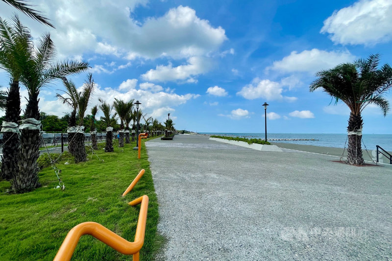 台南市政府在南區黃金海岸規劃開發的海岸廊帶公園完工,增加堤頂活動空間及休憩設施,並重新配置植栽,延續防風林林蔭,綠美化景觀。(台南市工務局提供)中央社記者楊思瑞台南傳真 110年8月3日
