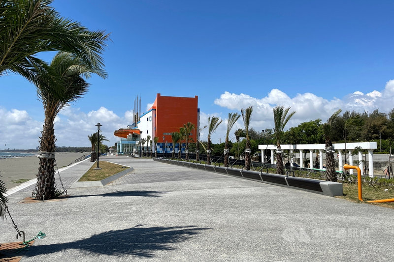 台南市政府在南區黃金海岸規劃開發的海岸廊帶公園完工,可望成為台南濱海休閒觀光新亮點。(台南市工務局提供)中央社記者楊思瑞台南傳真 110年8月3日