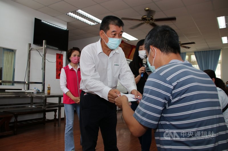 國內COVID-19疫情影響民生經濟,率南投企業界之先,鑫永銓公司提撥新台幣3000萬元供南投市、名間鄉、草屯鎮確實發生緊急困難,但領不到政府補助的邊緣戶申請救助金,首波3日發放300多人,由鑫永銓董事長林季進(前左)親手發出。中央社記者蕭博陽南投縣攝 110年8月3日