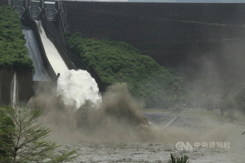 南部地區連日降雨,曾文水庫3日蓄水率超過9成,中午12時起開啟閘門從溢洪道直接洩洪,是近2年來首度洩洪。中央社記者楊思瑞攝 110年8月3日