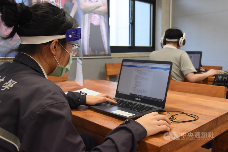 受COVID-19疫情影響,醫療機構限縮護理實習生人數,慈濟科技大學與失智社區服務據點合作,由實習生設計認知訓練課程,透過視訊方式進行個別化照顧。(慈濟科技大學提供)中央社記者張祈傳真 110年8月3日