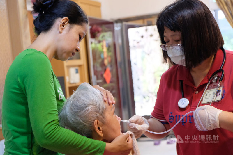 屏東基督教醫院第一線照服人員在疫情期間承受著服務壓力,默默奔走在每個需要照顧的貧病弱老家庭,面臨如廁或吃飯不便,仍對工作抱持熱忱不退縮。(屏基提供)中央社記者郭芷瑄傳真 110年8月3日