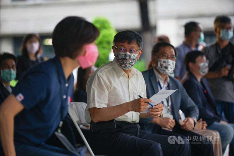 台灣選手在東京奧運表現亮眼,許多縣市首長都宣布幫得牌選手加碼獎金。台北市長柯文哲(前左2)3日出席活動後受訪,未鬆口也幫羽球男雙金牌王齊麟加碼,表示運動產業要做起來才長久。中央社記者裴禛攝 110年8月3日