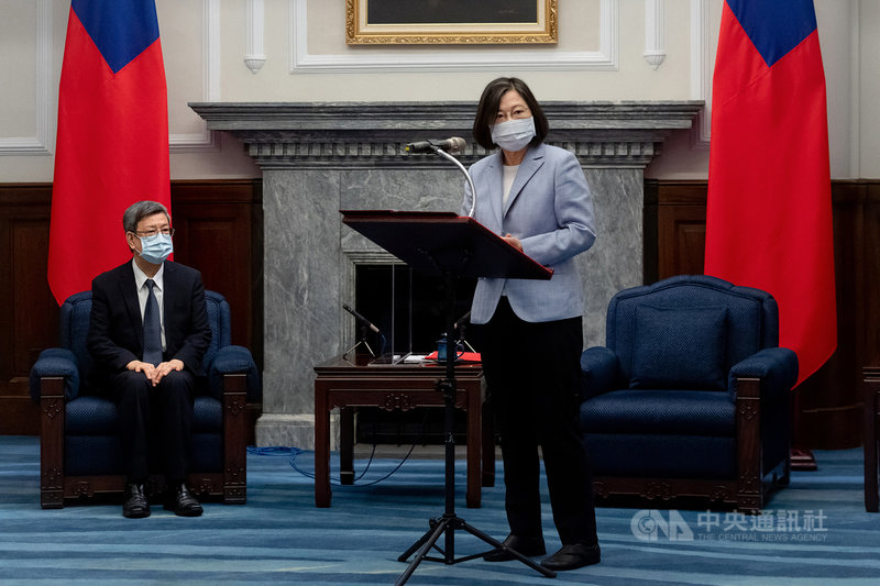 總統蔡英文(右)3日接見「堅韌社會再造委員會亞太中心」代表時,恭喜前副總統陳建仁(左)獲得天主教教宗方濟各任命為「宗座科學院」院士。(總統府提供)中央社記者溫貴香傳真 110年8月3日