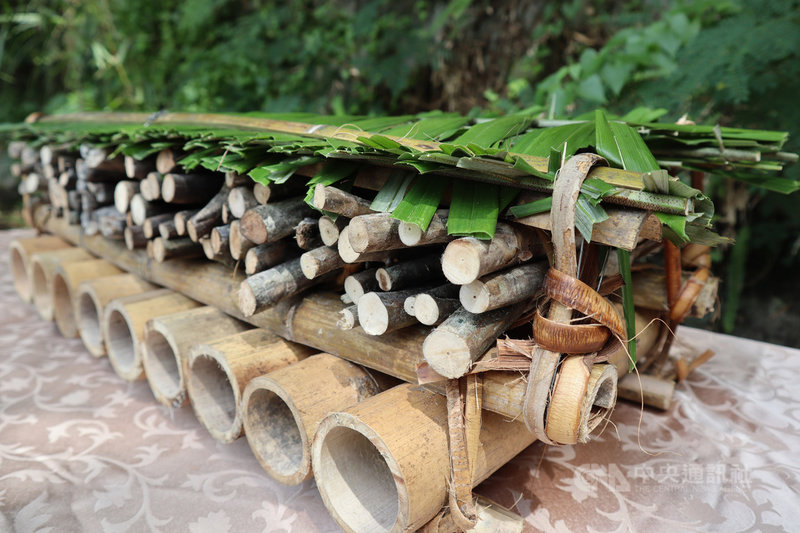 阿美族馬太鞍部落巴拉告Palakaw傳統捕魚方式為利用Lakaw捕魚,Lakaw是由空心竹筒、樹枝、雜草堆組成的三層結構,可交互循環成為食物鏈,具有永續漁撈智慧。中央社記者李先鳳攝 110年8月3日