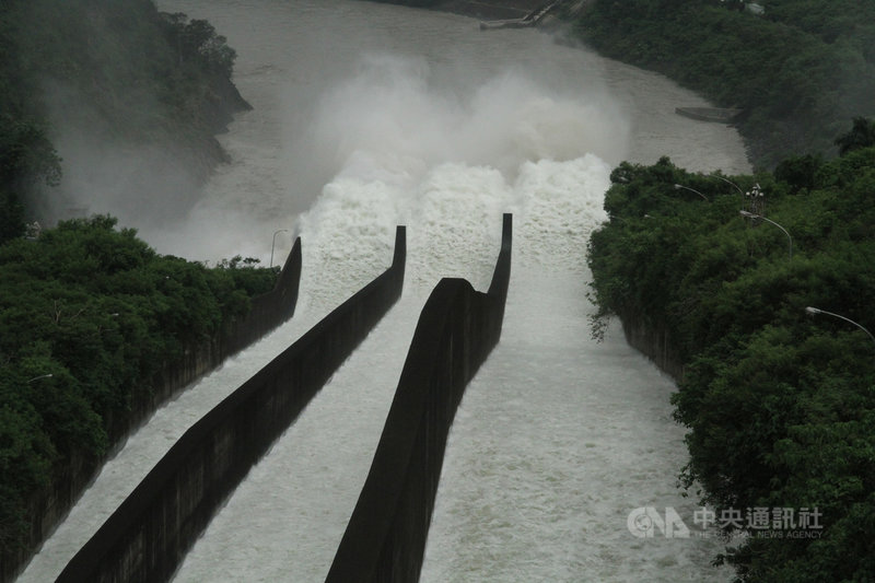 曾文水庫3日開啟溢洪道閘門進行調節性放水,開啟3道閘門放水到下方河道。中央社記者楊思瑞攝 110年8月3日