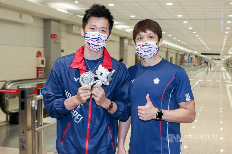 參加東京奧運的體操與拳擊選手3日搭機返台,拿下體操男子鞍馬單項決賽銀牌的李智凱(左)說,很感謝教練林育信(右)從小拉拔到現在沒有放棄他,特別要跟教練說「謝謝教練,教練辛苦了」。中央社記者吳睿騏桃園機場攝 110年8月3日