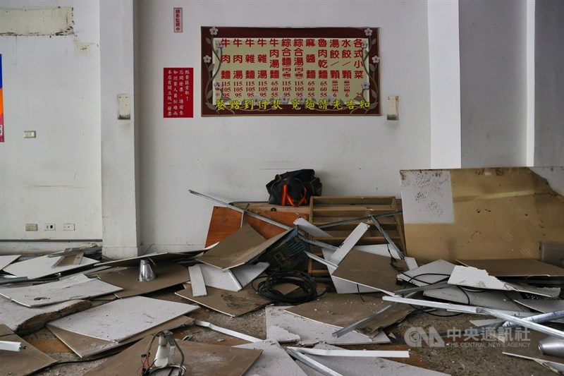位於台北市萬華區曾獲米其林必比登推薦的建宏牛肉麵因私人因素搬空歇業,3日工作人員準備清空內部設備。中央社記者謝佳璋攝 110年8月3日