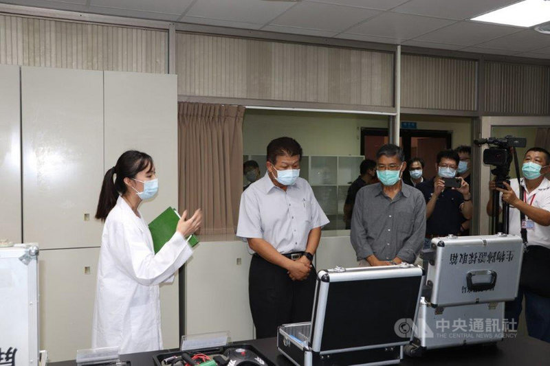 屏東縣政府警察局3日在東港警分局成立南台灣首間分局「刑事實驗室」,由縣警局長李文章(左2)主持揭牌。(東港警分局提供)中央社記者郭芷瑄傳真 110年8月3日