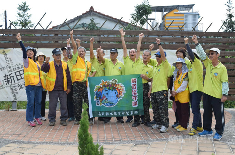 行政院環境保護署3日舉辦「河川巡守隊多元經營守護環境與資源循環創雙贏」記者會,以屏東麟洛河川巡守隊為例,為全台首支與畜牧業取得共識的小隊,媒介業者將糞尿製成沼渣沼液澆灌農地。圖為麟洛巡守隊疫情前合照。(環保署提供)中央社記者張雄風傳真 110年8月3日