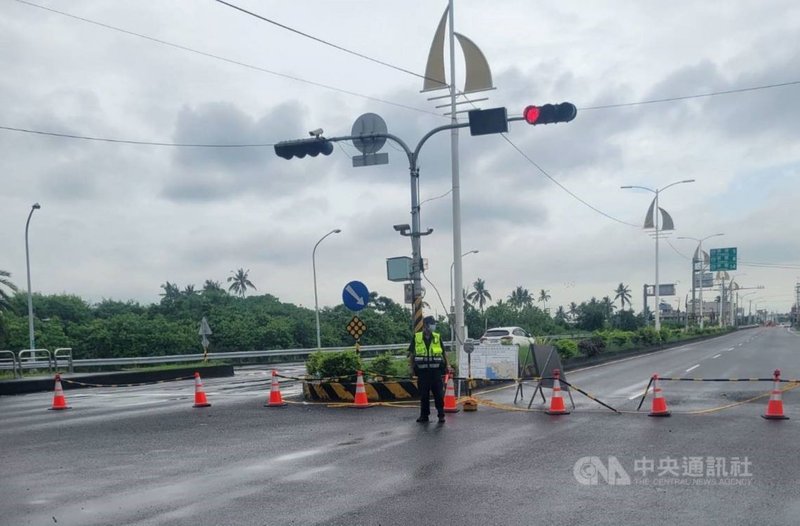連日豪雨,屏東縣東港鎮台17線大鵬灣入口處南下至林邊鄉鎮安村中山與中正路口,雙向道路積水未退施工中,車輛無法通行。(東港警分局提供)中央社記者郭芷瑄傳真 110年8月3日