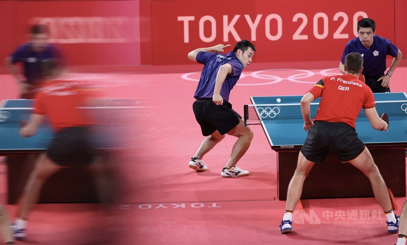 東京奧運桌球男子團體賽8強賽3日登場,台灣男子桌球代表隊終場以2比3不敵德國隊,無緣晉級。圖為莊智淵(後右)與陳建安(後左)第1點雙打上場。中央社記者吳家昇攝 110年8月3日