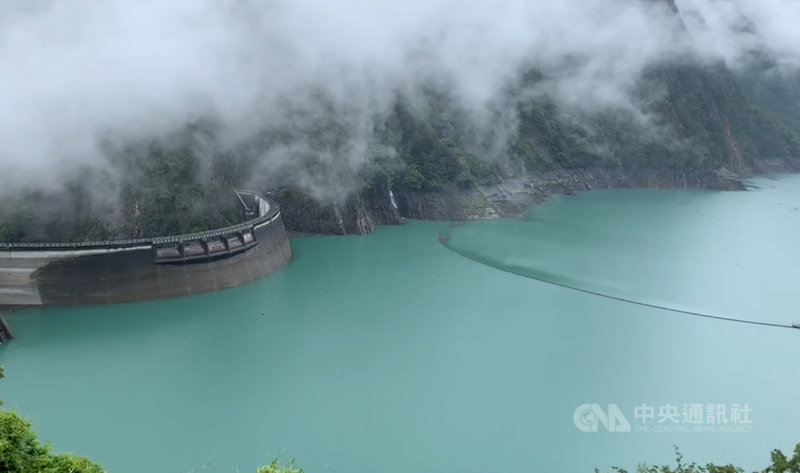 近日受西南風偏強及低壓帶影響,台中地區自2日起降下豪雨,德基水庫3日上午有效蓄水率突破60%,有效蓄水量來到11266萬噸。(民眾提供)中央社記者趙麗妍傳真 110年8月3日