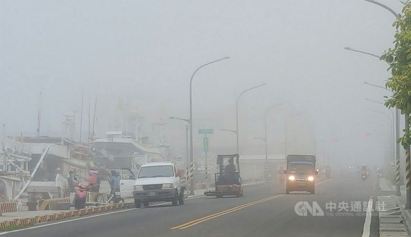 澎湖地區在接連3天的大雨後,3日清晨出現濃霧,能見度不到200公尺,行駛中的車輛都必須開燈。中央社 110年8月3日