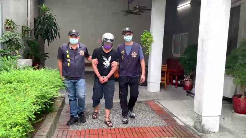 頭城分駐所警員蔡旻庭2日深夜值勤發現呂姓男子(中)騎機車違規,呂男先逃逸後來假裝停車配合,竟持槍朝蔡旻庭胸口射擊,蔡旻庭中槍後忍痛奮勇將呂男壓制逮捕,並查獲毒品,詢後送辦。(讀者提供)中央社記者王朝鈺傳真 110年8月3日