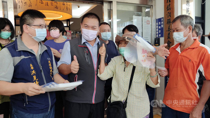 旅美高爾夫好手潘政琮在東京奧運奪得銅牌,家鄉苗栗縣苑裡鎮與有榮焉,鎮長劉秋東(前左2)3日自費訂購200份雞排發送給鄉親,一起慶祝、沾喜氣。中央社記者管瑞平攝 110年8月3日