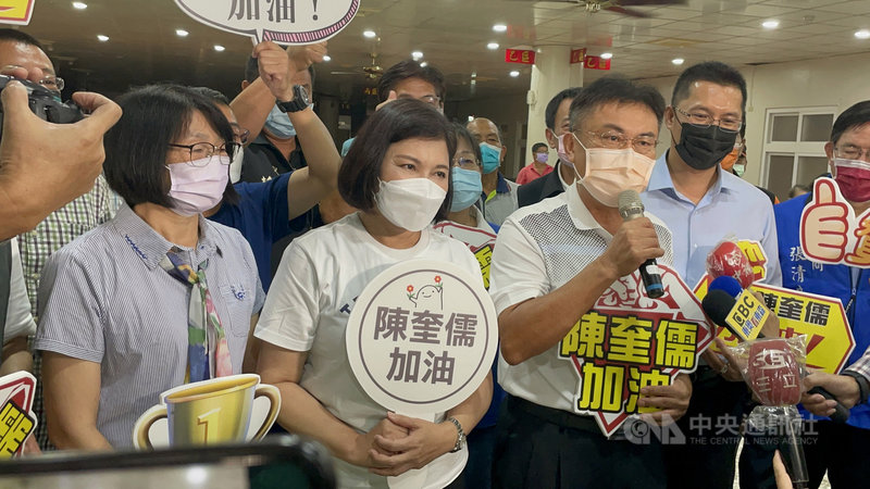 「台灣欄神」陳奎儒3日晚間在東奧男子110公尺跨欄晉級準決賽,雲林縣長張麗善(中)向陳奎儒父母道賀,陳奎儒父親陳文益(持麥克風者)說,以他為榮。中央社記者姜宜菁攝 110年8月3日
