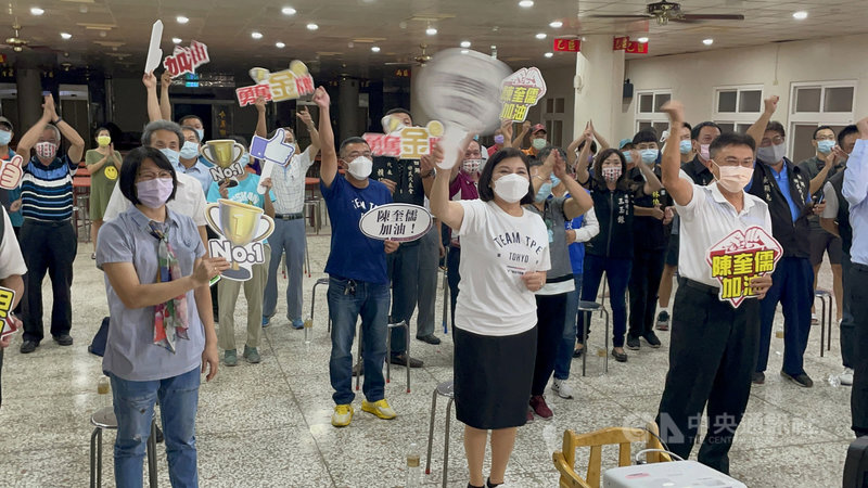 「台灣欄神」陳奎儒3日晚間出賽東奧男子110公尺跨欄,雲林縣長張麗善(前排中)和陳奎儒父親(前排右)等人在四湖鄉參天宮看轉播,當陳奎儒確定「跨」進準決賽時,眾人開心不已。中央社記者姜宜菁攝 110年8月3日