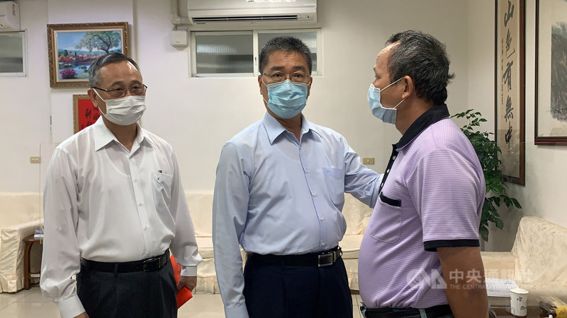 警員蔡旻庭2日深夜值勤遭呂姓男子槍擊,幸送醫後沒有生命危險,內政部長徐國勇(中)3日在警政署長陳家欽(左)陪同下赴宜蘭縣警局慰問家屬及致贈慰問金。(宜蘭縣警察局提供)中央社記者王朝鈺傳真 110年8月3日
