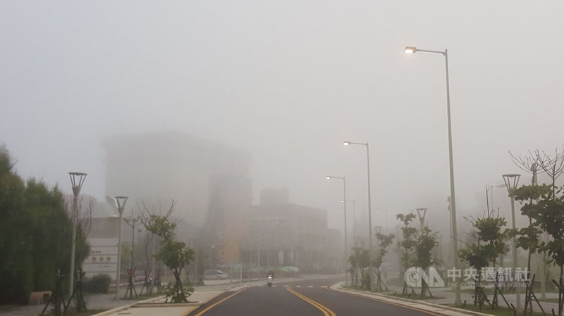 澎湖地區在接連大雨後,3日清晨出現濃霧,直到太陽升起才逐漸退散。中央社 110年8月3日