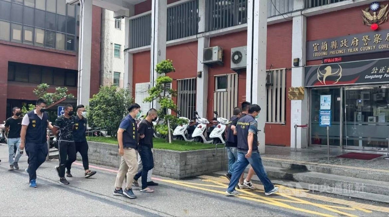 徐姓男子與吳姓男子2日在宜蘭縣五結鄉民宿發生金錢糾紛,徐男氣憤離去後,夥同友人持棍棒砸毀民宿打傷6人,還朝房間開槍恫嚇並擄走4人丟包山區,警方逮捕8名犯嫌送辦。(讀者提供)中央社記者王朝鈺傳真 110年8月3日