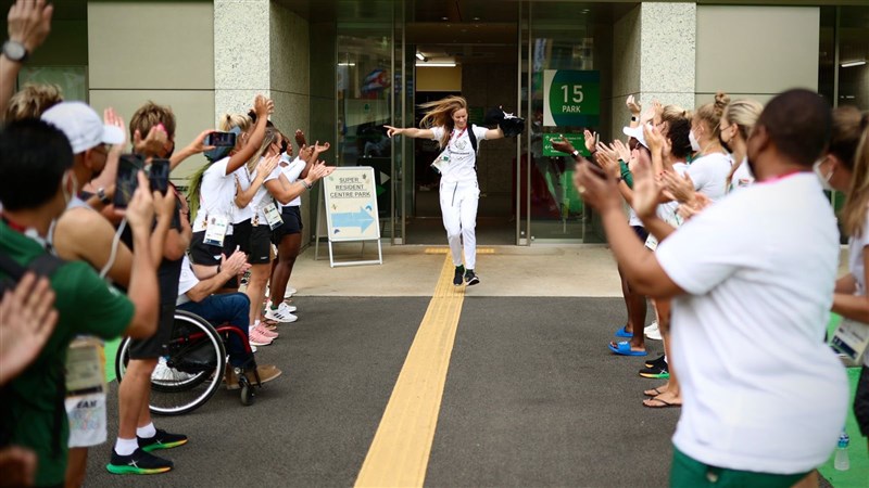 27歲來自喬治市的比騰道格(中)7月27日奪得女子衝浪銀牌,載譽歸國受到熱烈歡迎。(圖取自twitter.com/TeamSA2020)