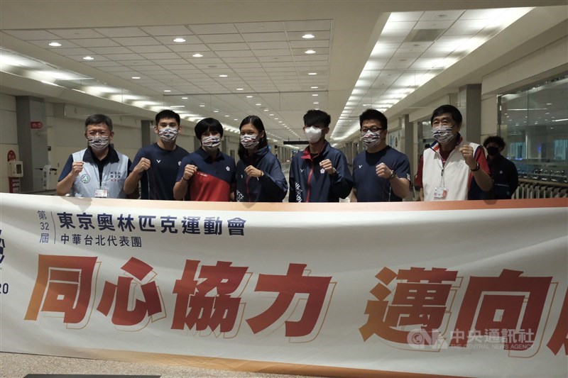 拳擊代表隊教練賴明輝,選手吳詩儀、陳念琴、陪練員李承威、林囿3日返台,體育署與中華奧會人員在登機門前手持歡迎布條迎接。中央社記者吳睿騏攝 110年8月3日