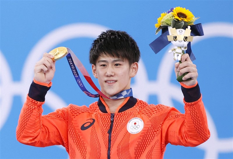 東京奧運3日舉行體操男子單槓項目決賽,橋本大輝以15.066分摘金。(共同社)