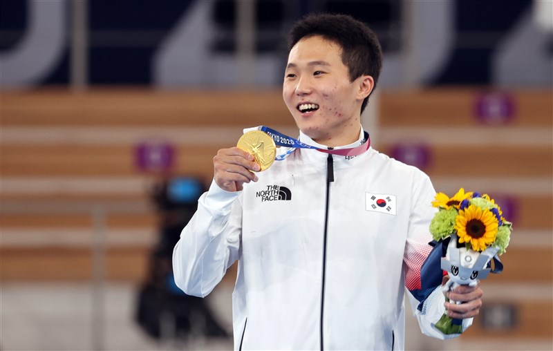 在高中時一度因椎間盤破裂放棄體操夢的韓國選手申在煥,3日在東京奧運男子跳馬決賽中,拿下韓國體操史上第2面奧運金牌。(韓聯社)