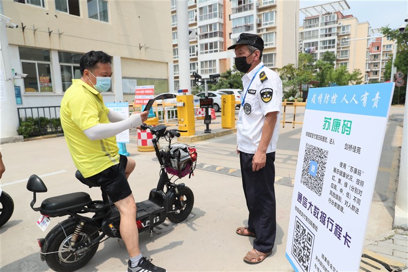 中國江蘇省3日通報45例本土病例,當地為此升級封控管理。圖為江蘇民眾必須掃碼才能進入社區。(中新社)