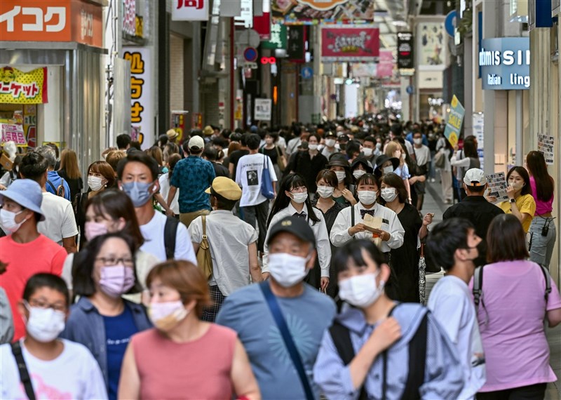 日本大阪府2日實施「緊急事態宣言」,但大阪街道上的人潮並無明顯減少。(共同社)