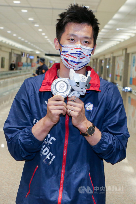 「鞍馬王子」李智凱在東京奧運體操鞍馬項目摘下銀牌,為台灣體操史在奧運的首面獎牌,李智凱3日搭機返台表示,很開心回到家,看到很多人支持體操隊很感動,「這面獎牌是靠很多人的努力一起把它拚起來的」,光靠自己是不可能完成。中央社記者吳睿騏桃園機場攝 110年8月3日