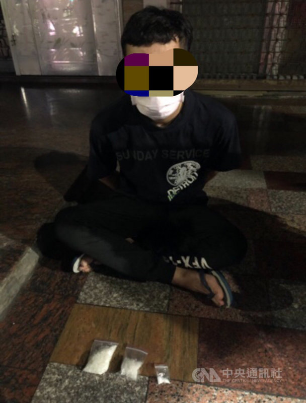 高雄市警方日前在三民區巡邏時,發現29歲黃姓男子形跡可疑且褲檔異常鼓起,上前盤查詢問是否攜帶違禁物品,黃男才取出兩包二級毒品安非他命及一包愷他命;警方另還發現他身背4條包括毒品、偷竊等通緝,將他帶回輪流接受高、屏院檢等機關偵訊,解送燕巢監獄執行。(高市保安警察大隊提供)中央社記者洪學廣傳真 110年8月3日