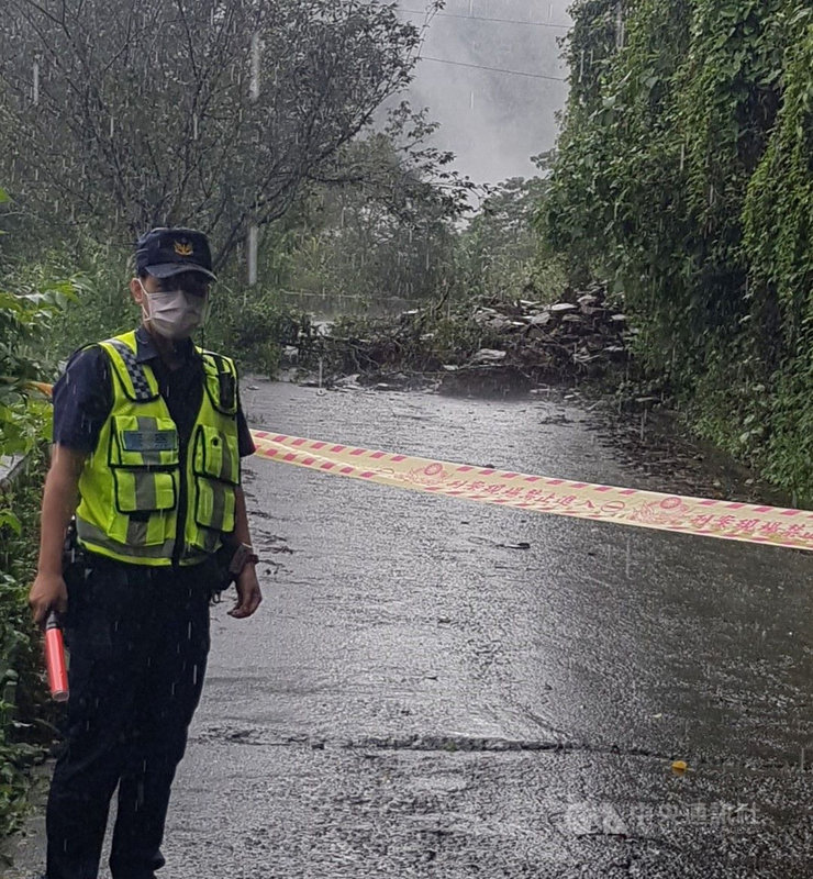 屏東縣瑪家鄉2日至3日中午12時下了297毫米雨量,高居全台第2,境內河水暴漲,屏專五道路、沿山公路及農路多處坍方。(內埔警分局提供)中央社記者郭芷瑄傳真 110年8月3日