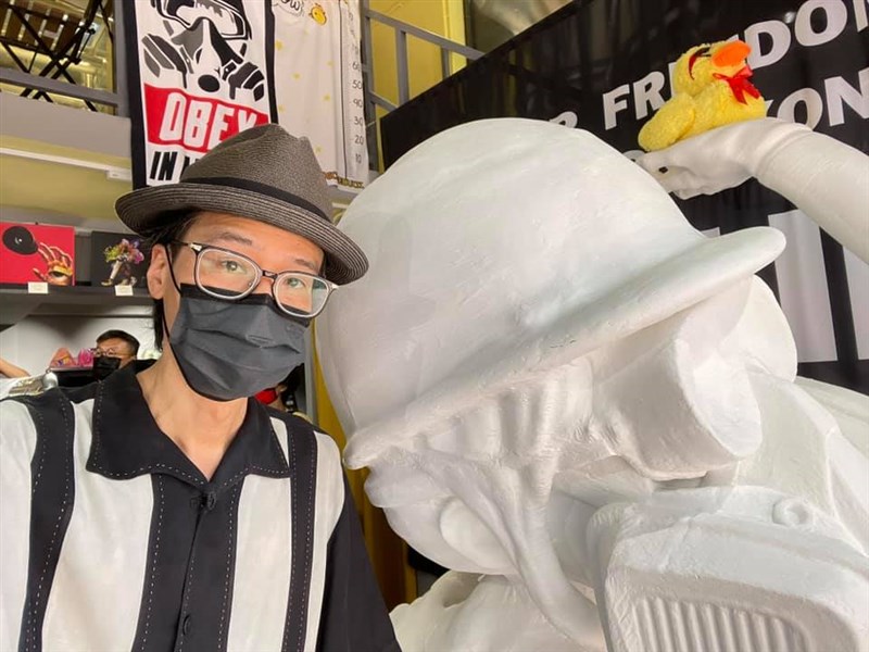 香港藝術家黃國才接受媒體採訪時表示,自己已搬到台灣追求「百分之百的自由」,因為故鄉的自由正逐漸消失。(圖取自facebook.com/kacey.wong.319)