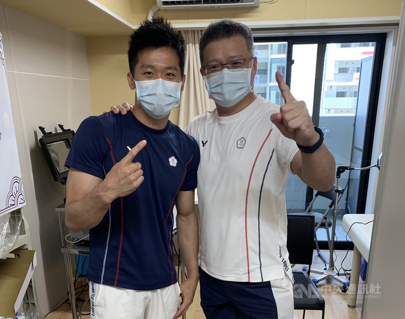 鞍馬王子李智凱(左)在東京奧運完美落地奪下銀牌,長庚醫院3日指出,自2018年起就是由長庚運動醫學團隊照護選手,李智凱賽後也感謝醫療團隊的照護。(長庚醫院提供)中央社記者江慧珺傳真 110年8月3日
