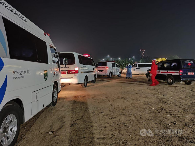 印尼4日新增1747名Covid-19患者死亡,累計10萬636人不治,其中3萬5628例不幸在7月發生,約佔4成。印尼成為全球第12個超過10萬人染疫去世的國家。圖為救護車7月9日在墓園排隊等待讓亡者安葬。中央社記者石秀娟雅加達攝 110年8月4日