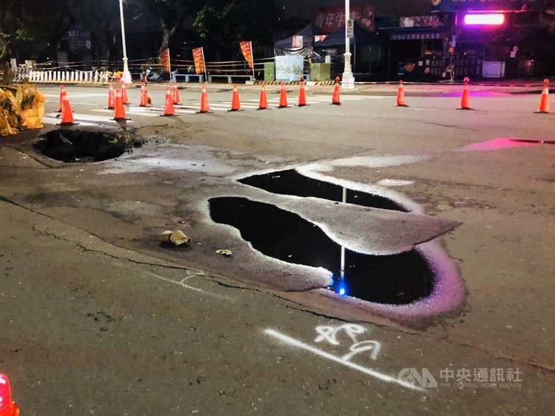 高雄市這幾天連日大雨,凱旋夜市前路口2日出現凹陷坑洞,不料塌陷處3日又擴大至長寬約15*10公尺坑洞,初判並非因路基缺陷,4日上午將進場灌漿填平,警方也派員維護交通。(高市前鎮警分局提供)中央社記者洪學廣傳真 110年8月3日