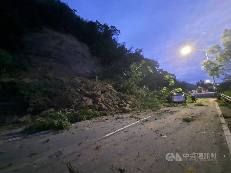 苗栗縣台3線南下132公里大湖路段4日清晨發生邊坡坍塌意外,大量土石挾帶樹木散落路面,一輛自小客車煞車不及迎面撞上,所幸駕駛沒有受傷。(警方提供)中央社記者管瑞平傳真 110年8月4日